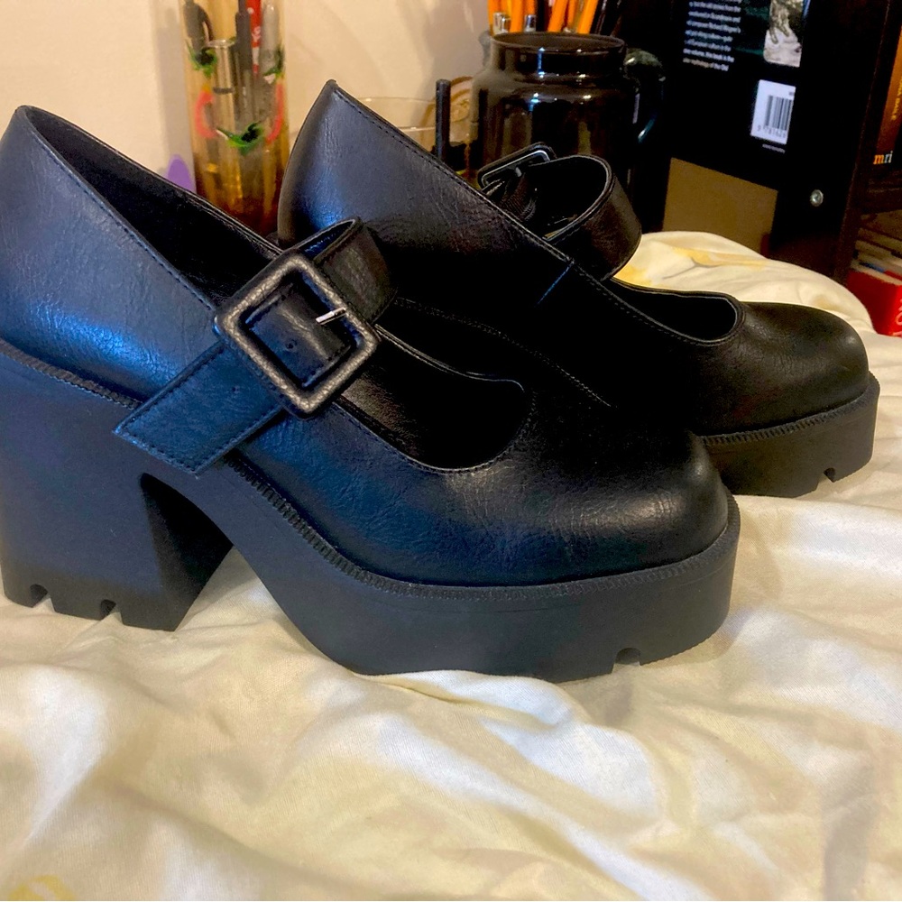 Steve Madden chunky black Mary Jane’s.  Size 7, only worn to try on.
